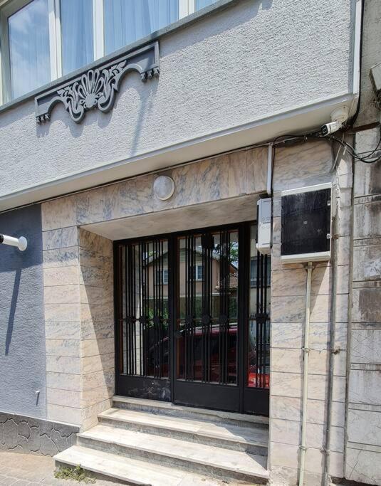 Cozy 2 Bedroom Near Mosque Apartment *