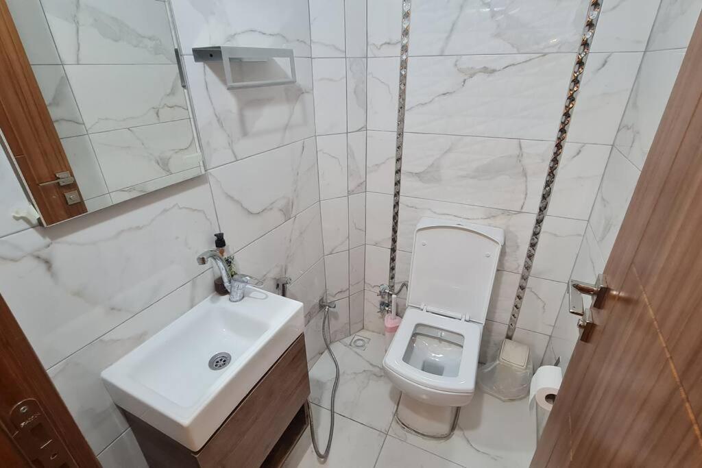 Cozy 2 Bedroom Near Mosque Apartment *